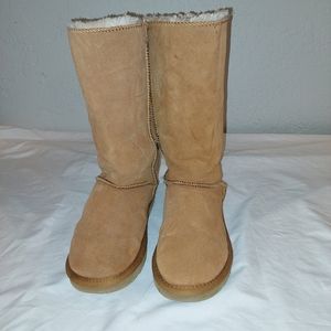 Ugg .. woman size 10. Camel